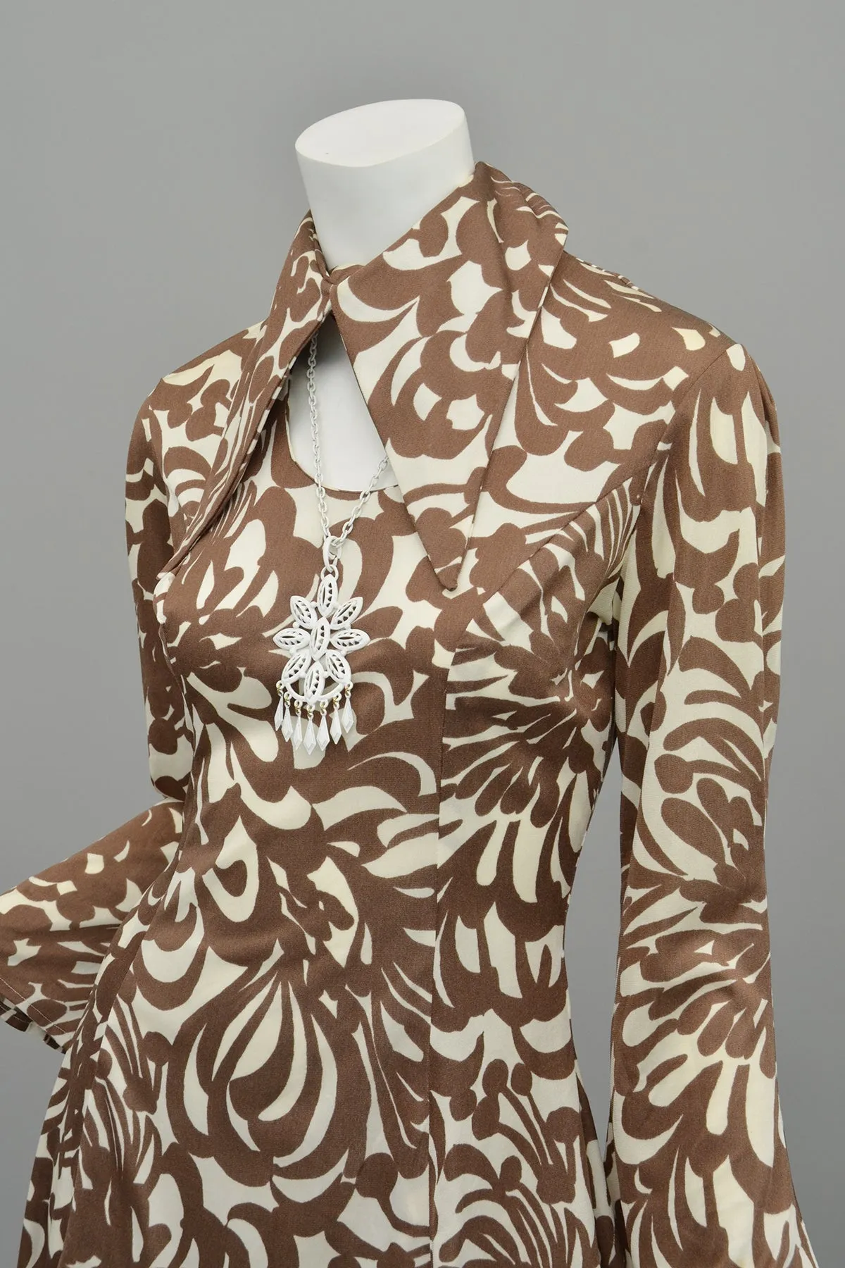 1970s Atomic Swirly Retro Print Angel Sleeve Disco Dress | Keyhole 70s Dress
