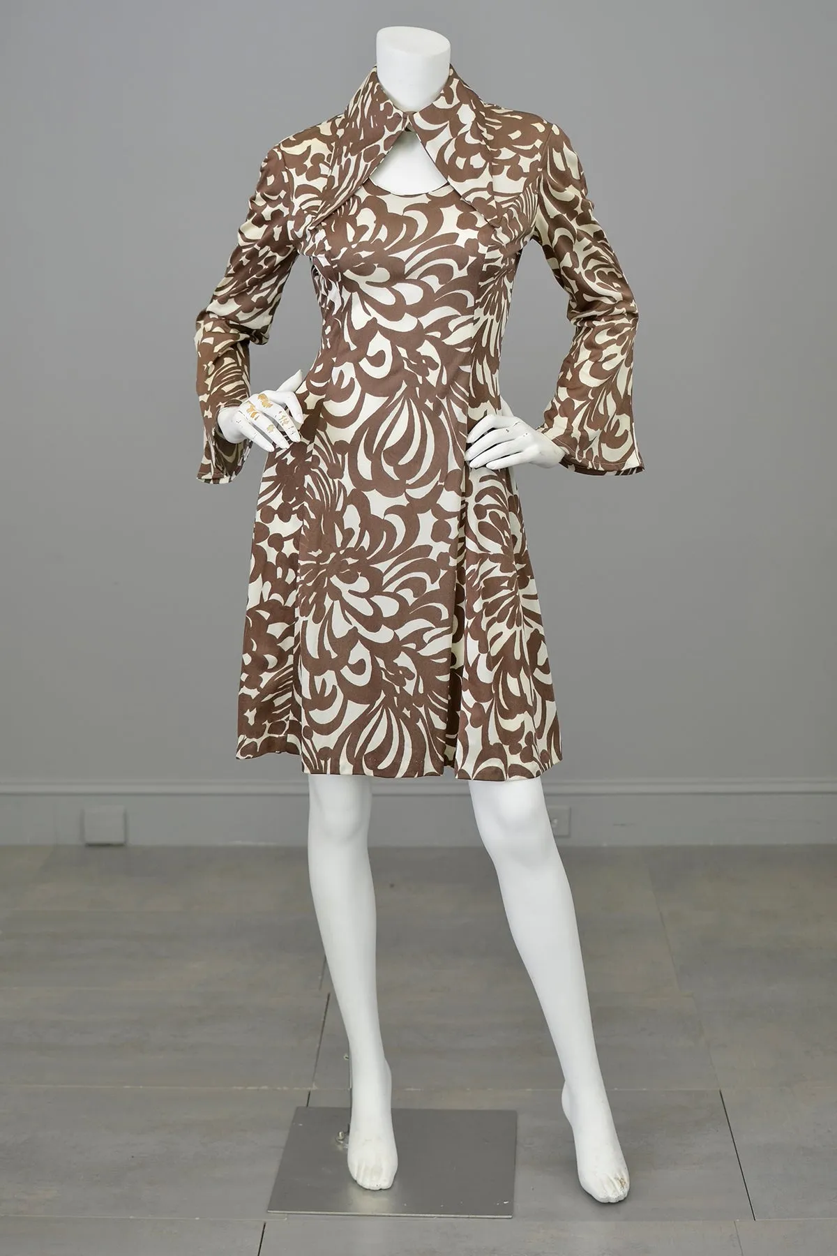 1970s Atomic Swirly Retro Print Angel Sleeve Disco Dress | Keyhole 70s Dress