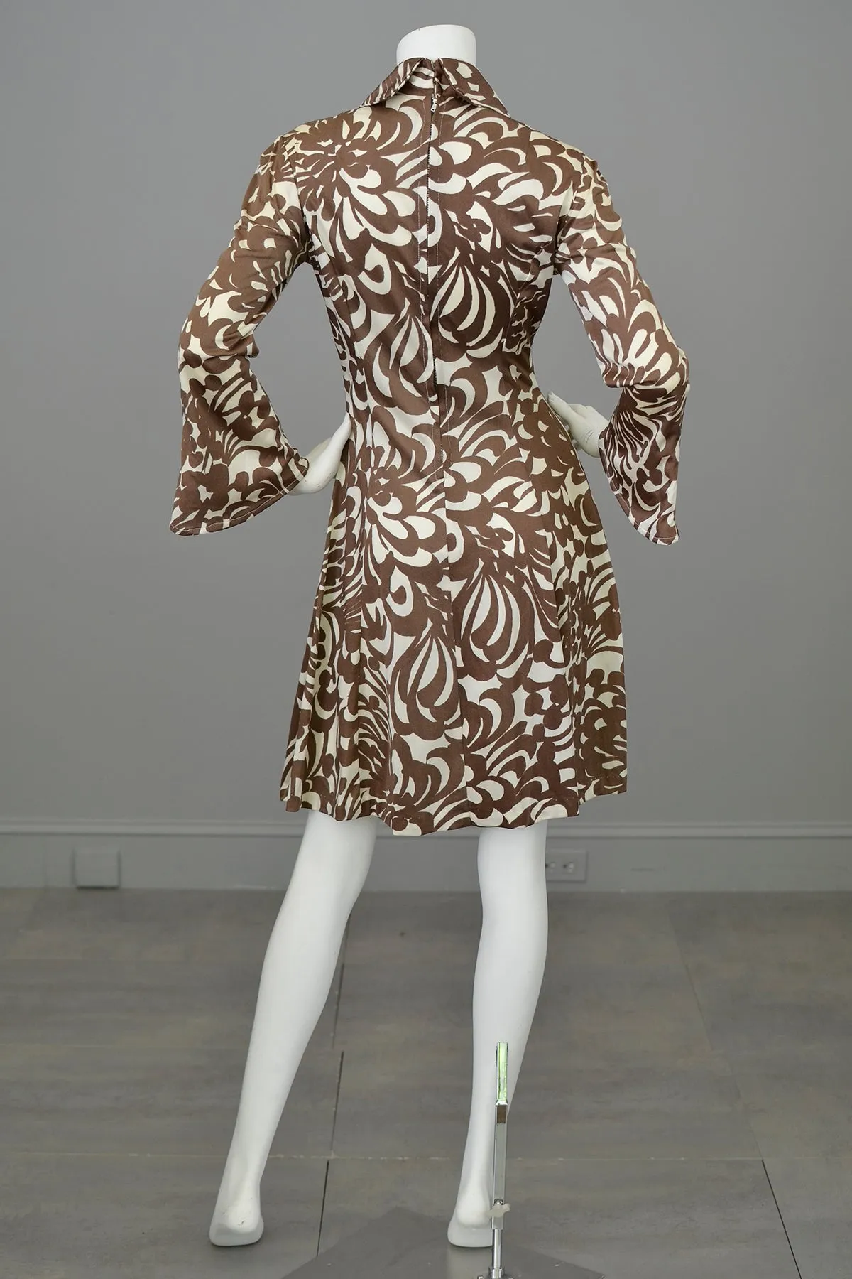 1970s Atomic Swirly Retro Print Angel Sleeve Disco Dress | Keyhole 70s Dress