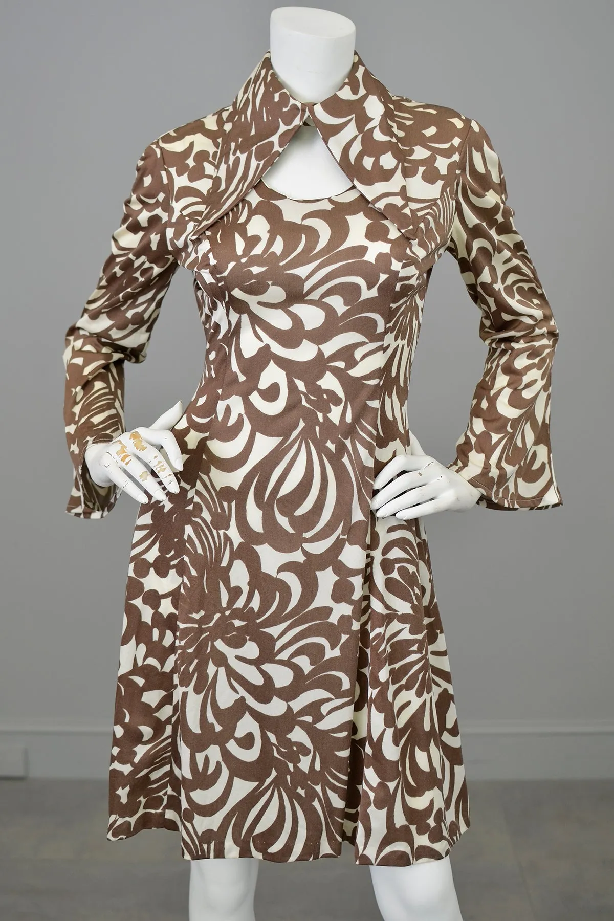 1970s Atomic Swirly Retro Print Angel Sleeve Disco Dress | Keyhole 70s Dress