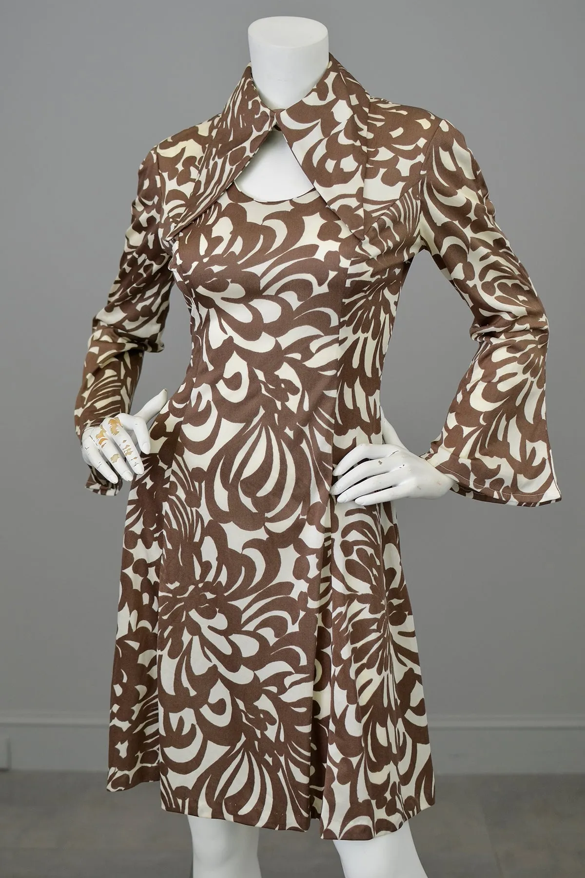 1970s Atomic Swirly Retro Print Angel Sleeve Disco Dress | Keyhole 70s Dress