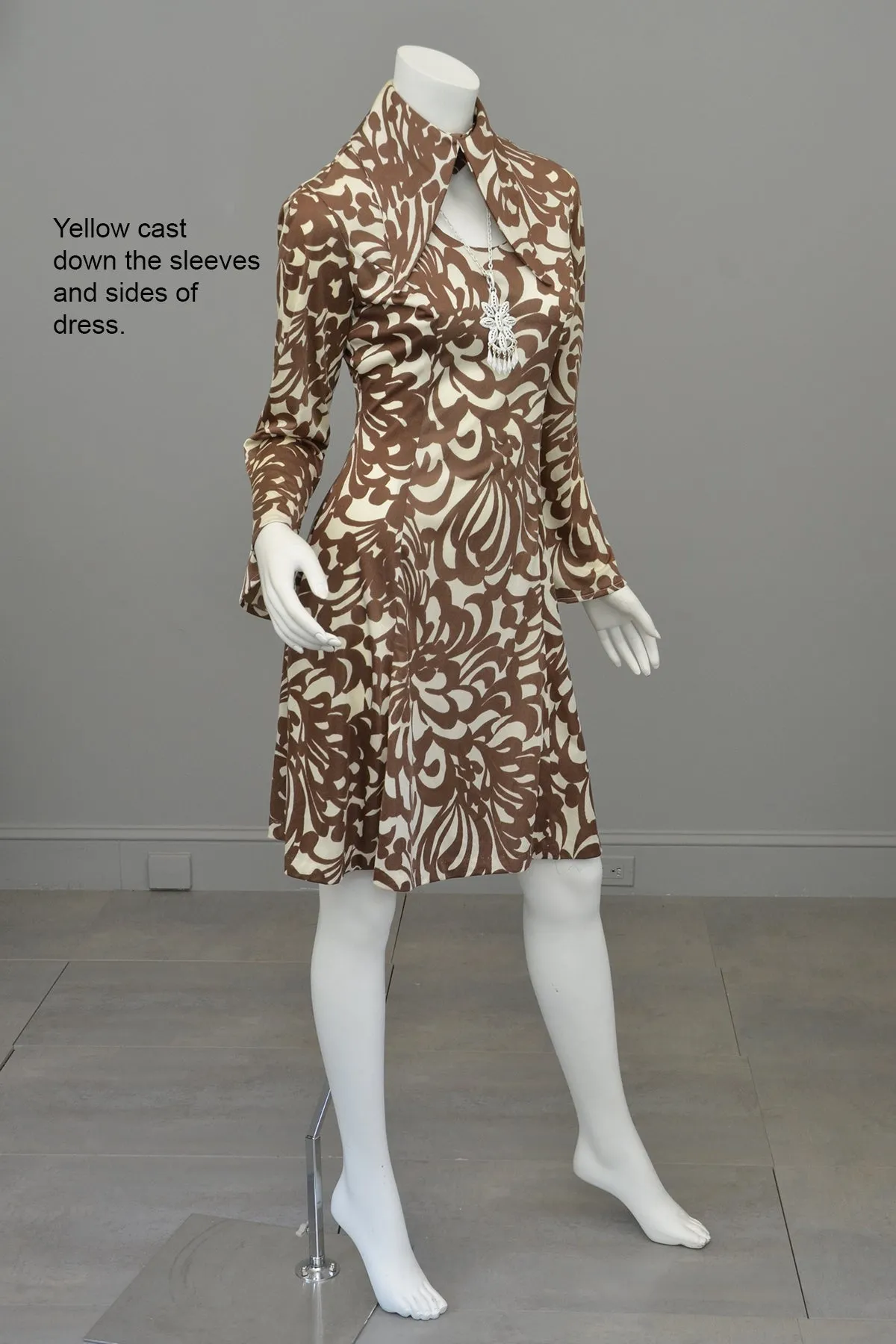 1970s Atomic Swirly Retro Print Angel Sleeve Disco Dress | Keyhole 70s Dress