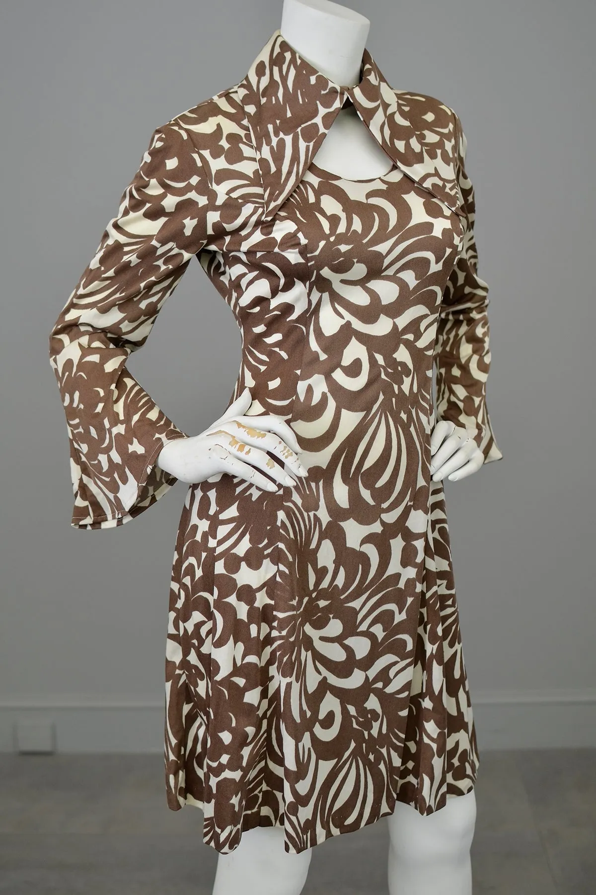 1970s Atomic Swirly Retro Print Angel Sleeve Disco Dress | Keyhole 70s Dress