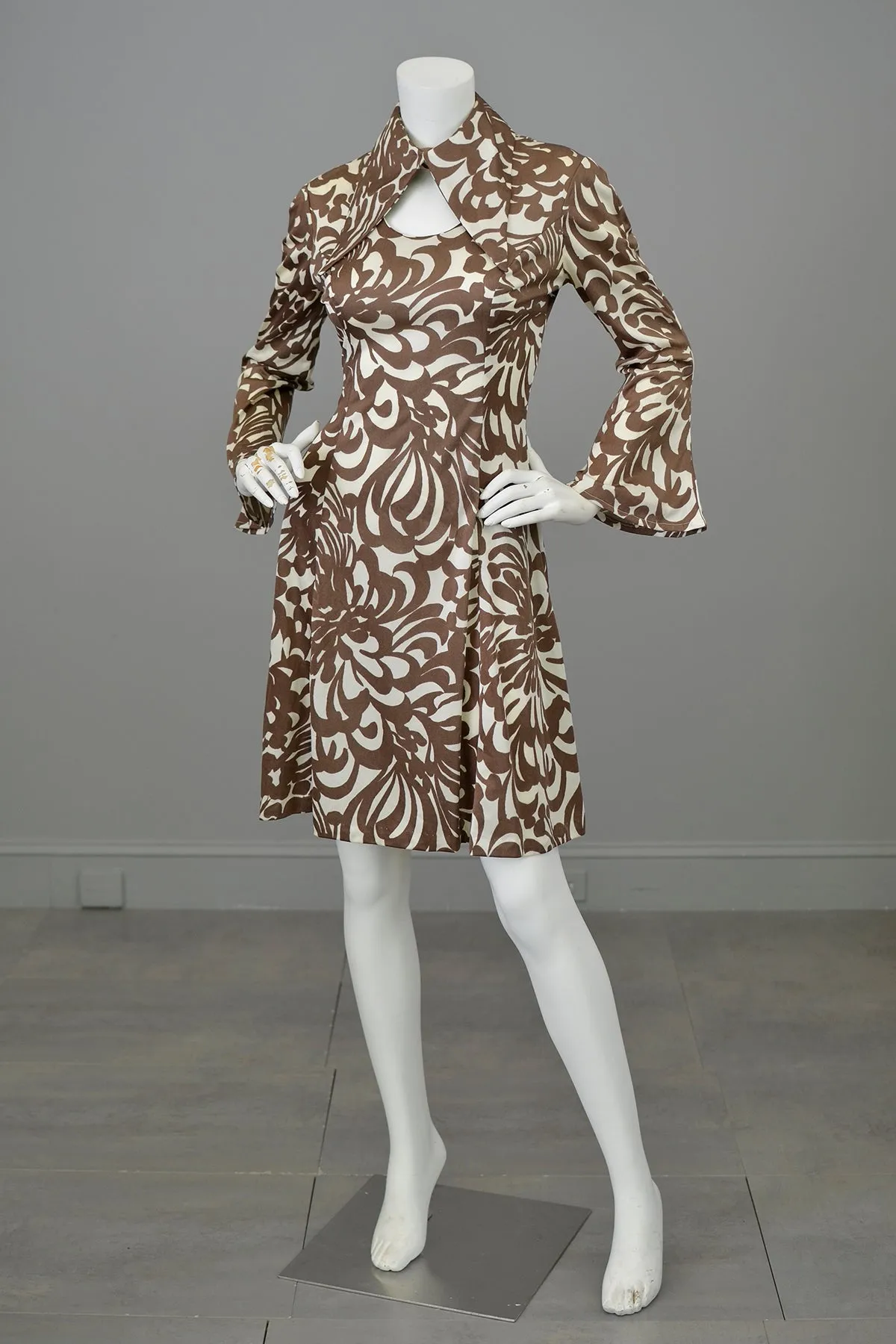 1970s Atomic Swirly Retro Print Angel Sleeve Disco Dress | Keyhole 70s Dress