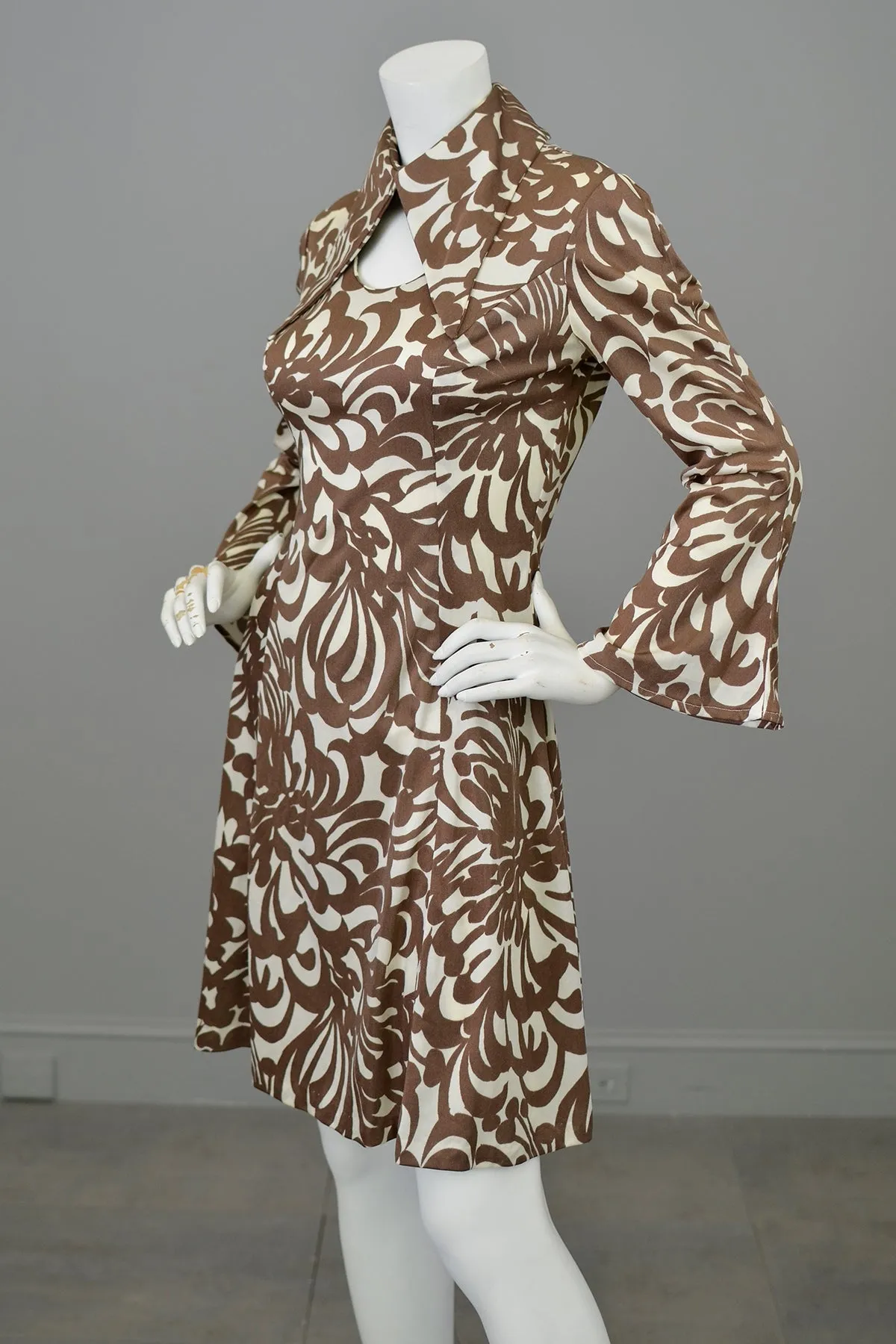 1970s Atomic Swirly Retro Print Angel Sleeve Disco Dress | Keyhole 70s Dress
