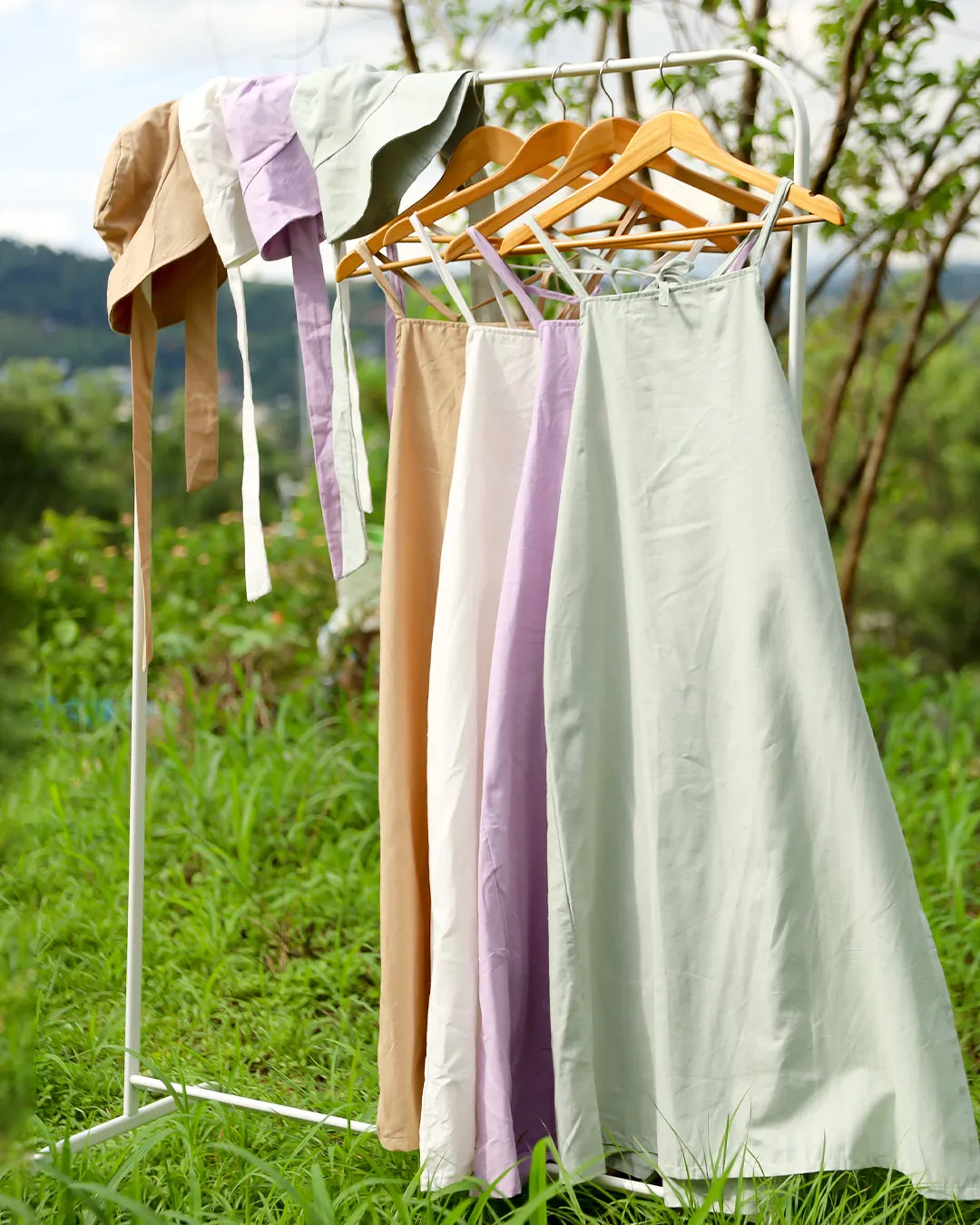DEMI Open-Back Slip Midi Dress w/ Hat (White)